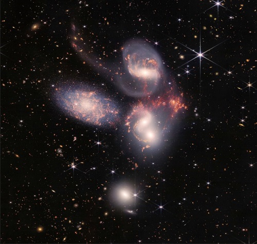 پنج قلوی استفان NGC 7320